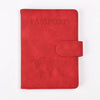 Rotes Reisepasshülle aus Kunstleder mit eingeprägtem Wort PASSPORT und Weltkartenmotiv.