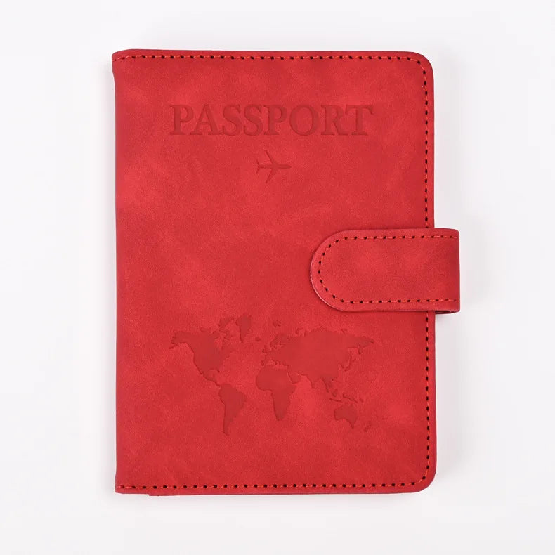 Rotes Reisepasshülle aus Kunstleder mit eingeprägtem Wort PASSPORT und Weltkartenmotiv.