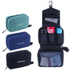 Sac de toilette noir et imperméable avec plusieurs compartiments et une poche en filet transparent.