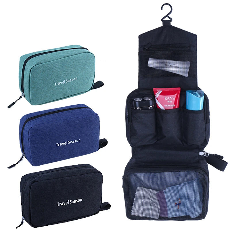 Sac de toilette noir et imperméable avec plusieurs compartiments et une poche en filet transparent.