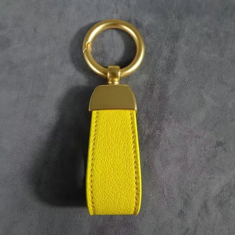 Gold- und gelbes Leder-Anhänger mit runder Ring und rechteckigem Lederriemen