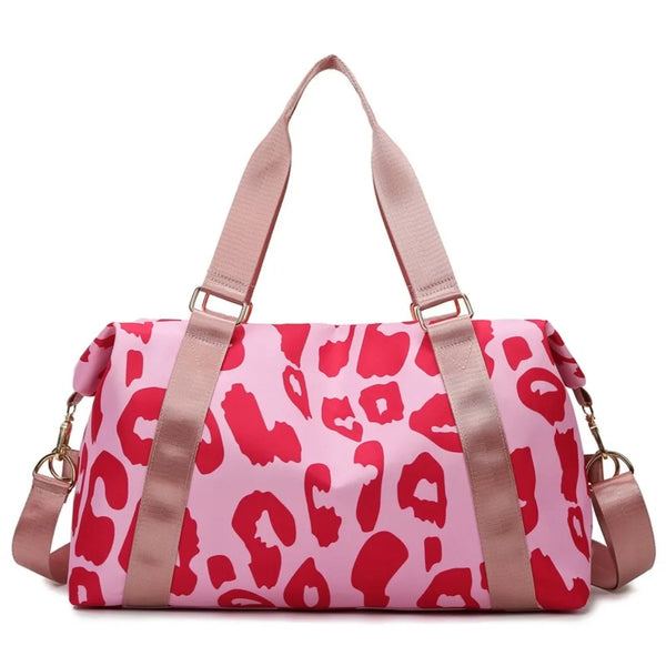 Sac de sport rose avec motif léopard et sangles roses.