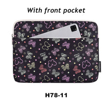 Schwarze Laptop-Hülle mit einer vorderen Tasche, verziert mit farbenfrohen Blumenmustern.