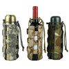 Trois pochettes de bouteilles d'eau tactiques aux motifs olive drab et camouflage avec des bouchons rouges.