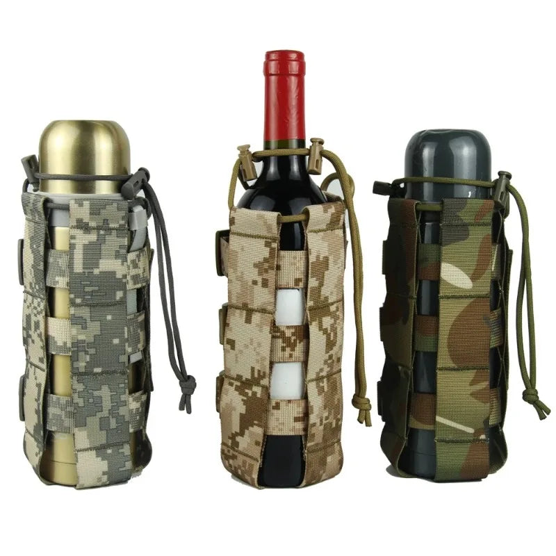 Trois pochettes de bouteilles d'eau tactiques aux motifs olive drab et camouflage avec des bouchons rouges.