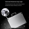 Boîte à outils portable en aluminium argenté avec un angle de protection renforcé en acier doré.