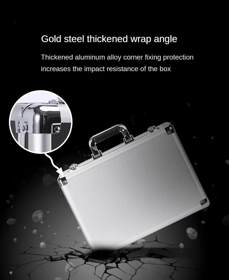 Boîte à outils portable en aluminium argenté avec un angle de protection renforcé en acier doré.