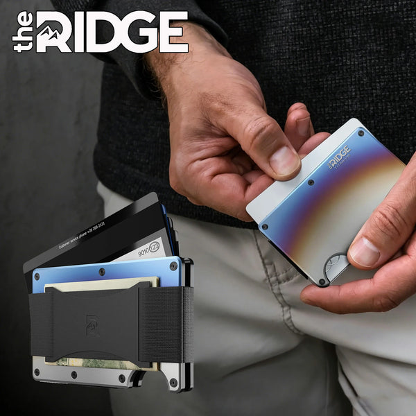 Une main tient un portefeuille Ridge mince anti-RFID, affichant la carte et la housse de protection.