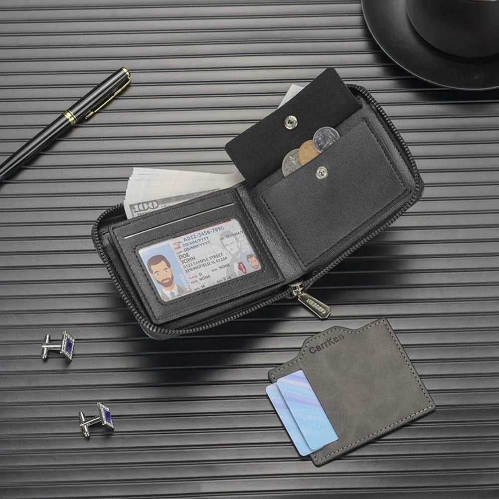Cartera de tarjetas para hombre negra con relieve abierta sobre una superficie oscura junto a un bolígrafo y una llave platea