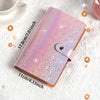 Un carnet pailleté rose avec une couverture en cuir est montré sur une surface blanche.