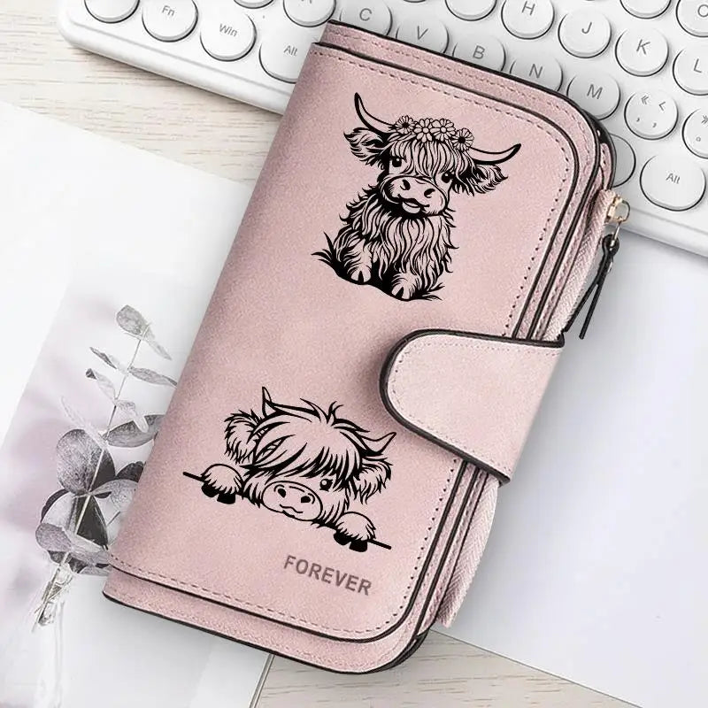 Cartera de cuero sintético rosa con cierre de cremallera y silueta negra de cara de oveja y la palabra 'forever'.