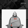 Un sac décontracté gris clair avec des accents noirs, présenté sur fond blanc.