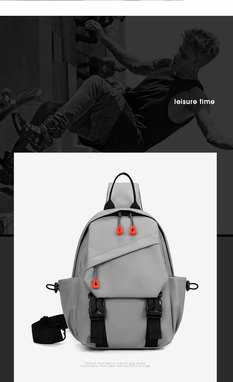 Un sac décontracté gris clair avec des accents noirs, présenté sur fond blanc.