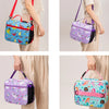 Colección de loncheras aislantes de colores brillantes en morado, azul y rosa con correas de hombro.