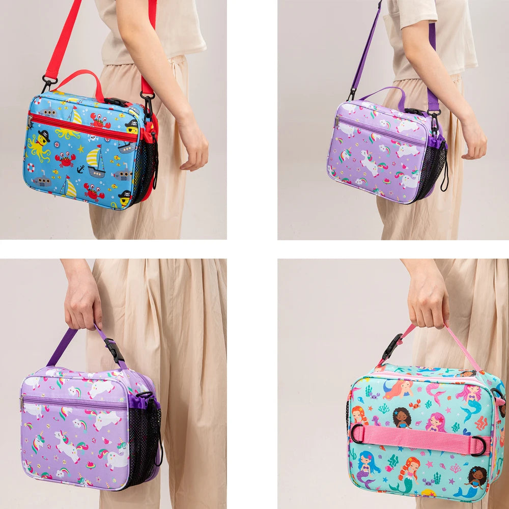 Colección de loncheras aislantes de colores brillantes en morado, azul y rosa con correas de hombro.