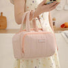 Una bolsa térmica acolchada de color rosa claro y suave