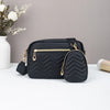 Schwarze gesteppte Crossbody-Tasche mit goldfarbenem Verschluss auf weißem Untergrund.