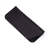 Estuche o bolsa de gafas de cuero PU negro, visto de lado.