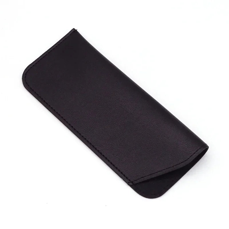 Estuche o bolsa de gafas de cuero PU negro, visto de lado.