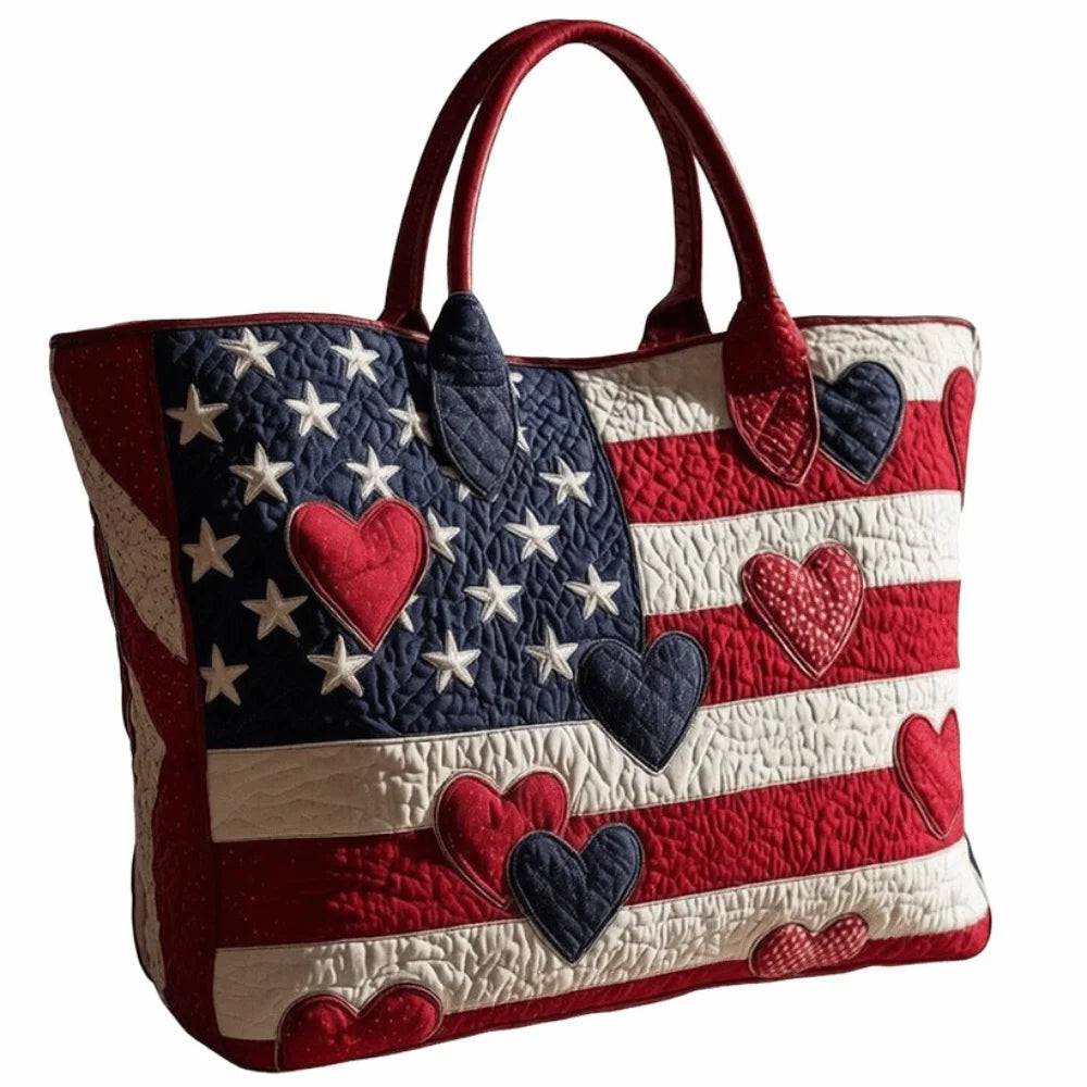 Bolso acolchado con estampado de bandera estadounidense roja y blanca con detalles de corazón.