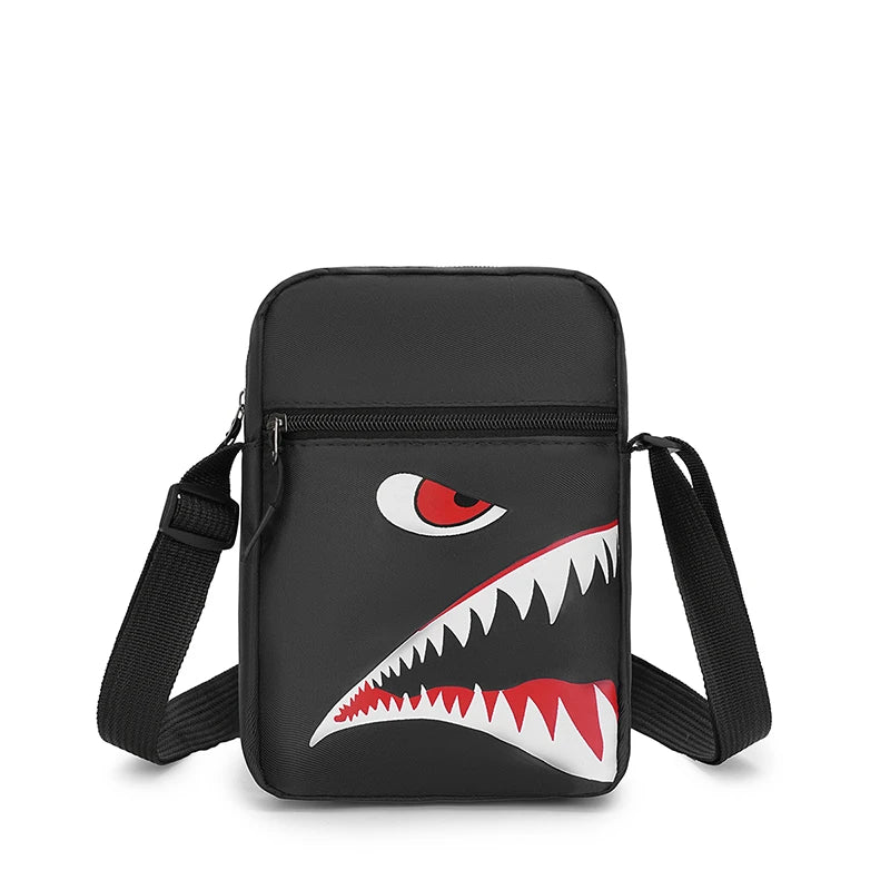 Pochette de téléphone noire en bandoulière avec un motif de dent de requin stylisé et une sangle noire ajustable.