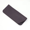Estuche o bolsa de gafas de cuero sintético morado oscuro, vista de lado.