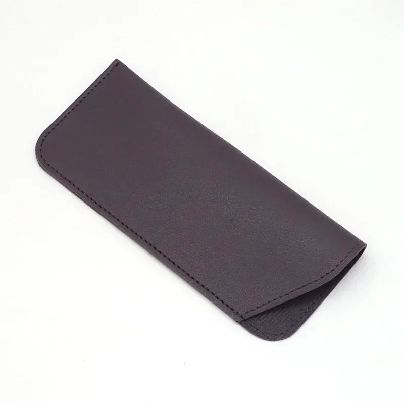 Estuche o bolsa de gafas de cuero sintético morado oscuro, vista de lado.