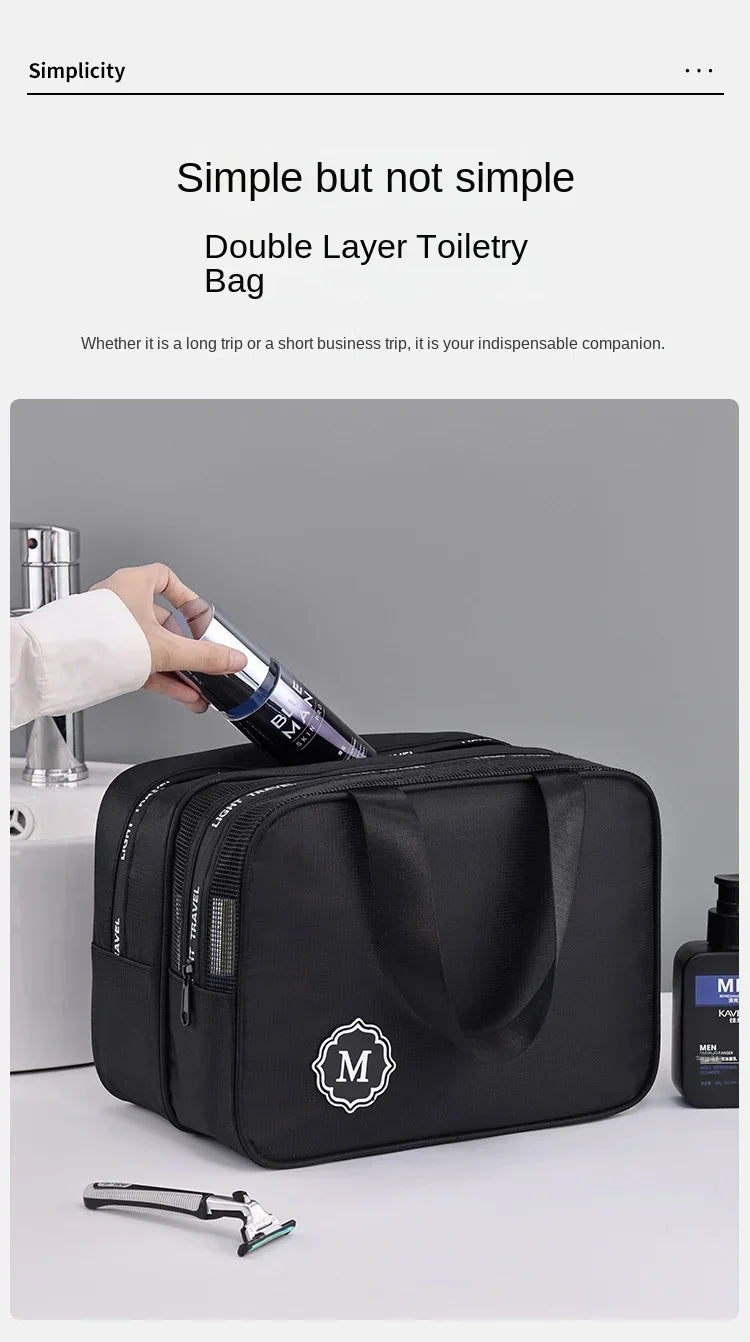 Eine schwarze, doppelschichtige Toilettentasche, geöffnet, mit einer Hand, die eine Flasche neben einem Rasierer hält.