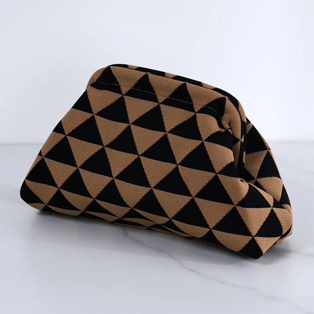 Clutch con patrón geométrico tejido en tonos marrón y negro, vista lateral.