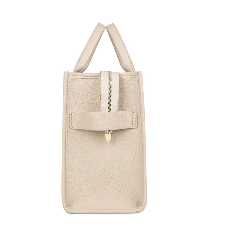 Sac cabas designer en PU beige luxe avec garniture en cuir beige clair et anses rembourrées.