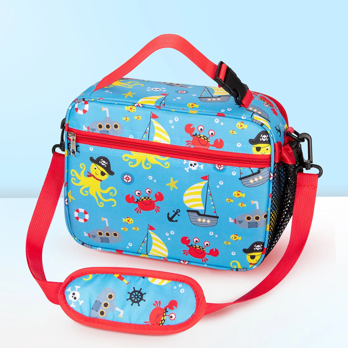 Bolsa térmica azul de dibujos animados con correa roja y criaturas marinas y barcos.