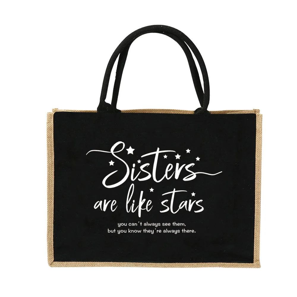 Schwarze Jute-Burlap-Tasche mit weißer Aufschrift: Sisters are like stars