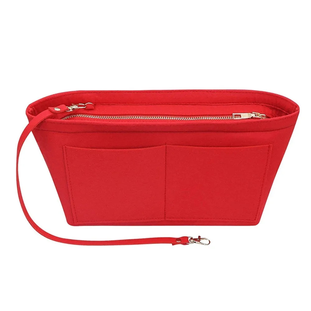Bolsa cosmética de fieltro roja con cremallera y un bolsillo separado para organizar bolsos.