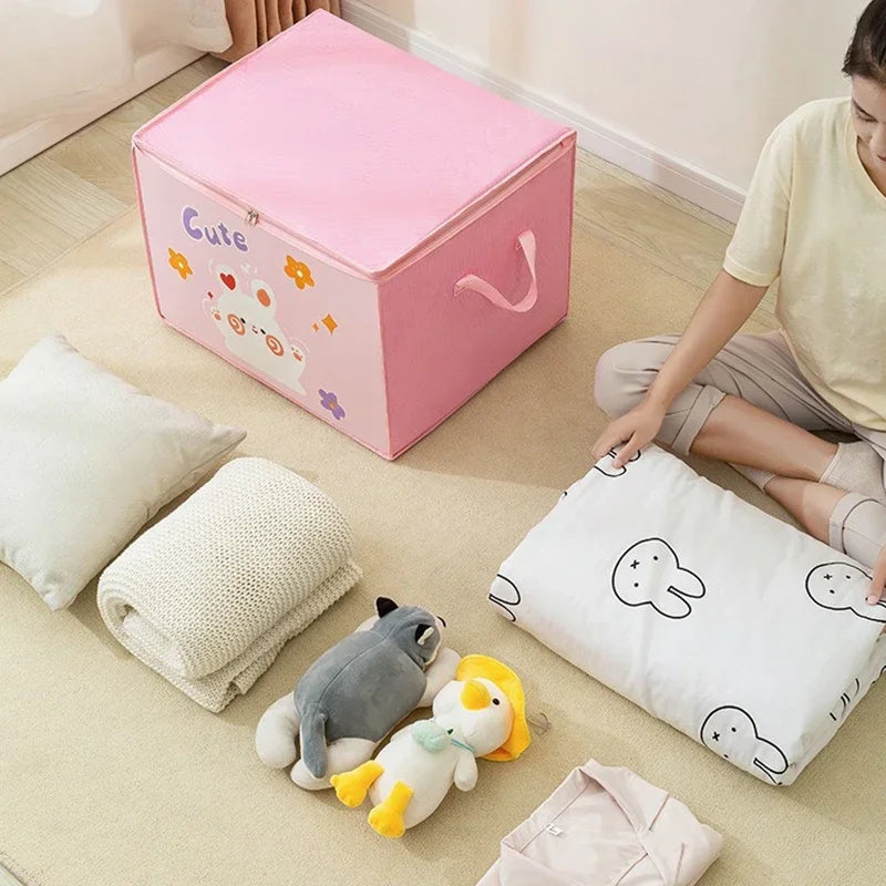 Pinkes wiederverwendbares Kleiderschacht-Quilttasche auf hellem Teppich neben weißen Kissen und Kleidung.