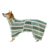 Un chien portant un peignoir de bain rayé et séchant rapidement.