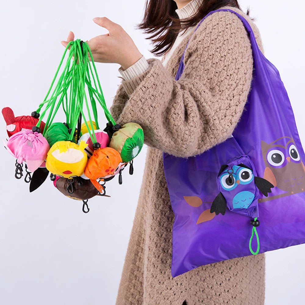 Une main tient un sac de shopping cartonné violet et écologique rempli de jouets en plastique colorés et de décoration en fic
