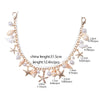 Colgante de bolso tono dorado con charms de perla y concha de varias longitudes.