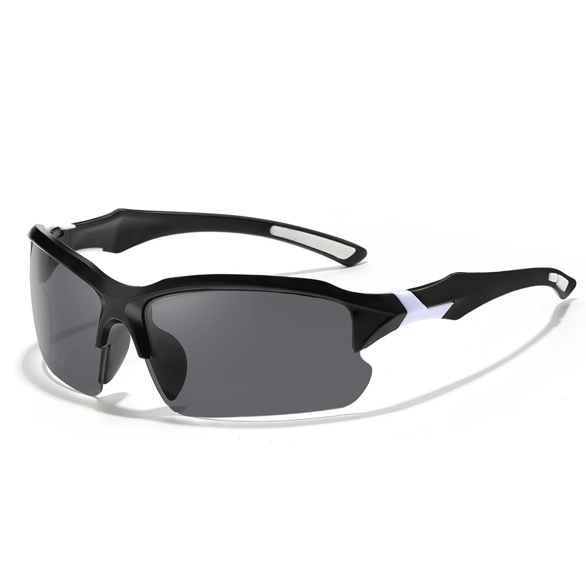 Gafas deportivas polarizadas negras con acentos blancos mostradas contra un fondo blanco.