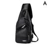 Schwarze Herren-Leder-Crossbodytasche mit Reißverschluss, von der Seite gezeigt.
