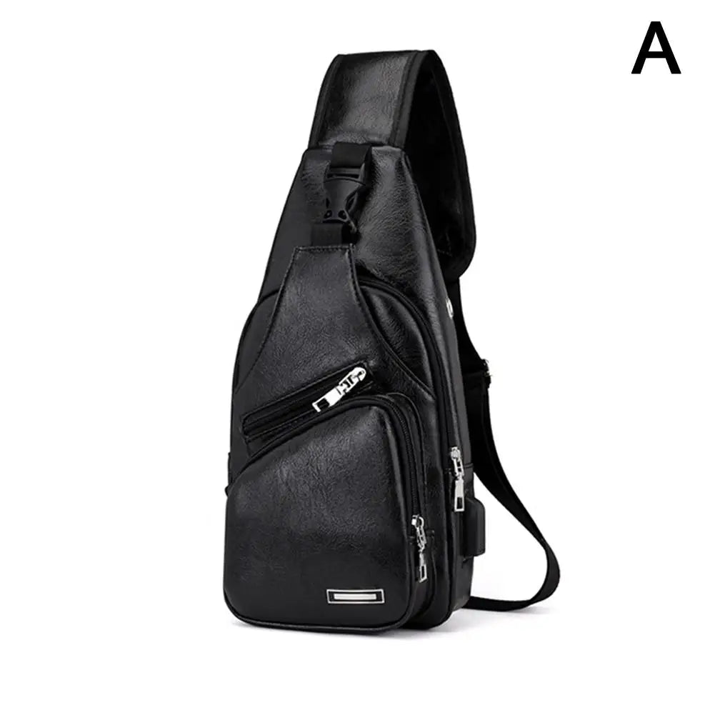 Schwarze Herren-Leder-Crossbodytasche mit Reißverschluss, von der Seite gezeigt.