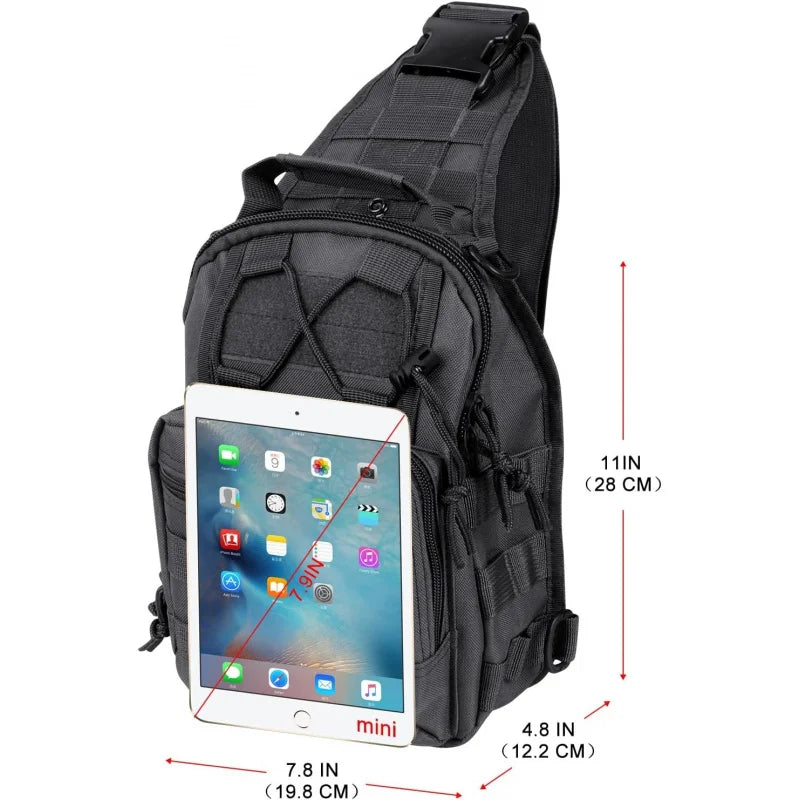 Schwarze taktische MOLLE-Slingtasche mit Mini-Tablet und verschiedenen Fächern.