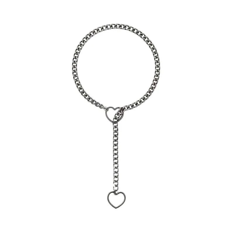 Silberne Edelstahlherz-Kette mit Kuban-Kettendesign.