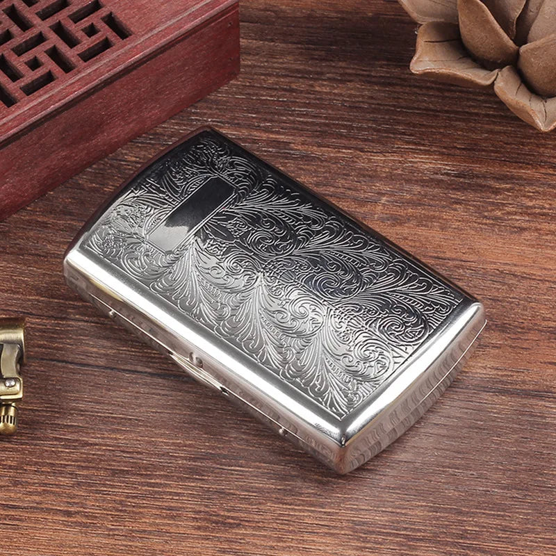 Silberne Vintage-Gravierte Metallsigarette-Etui auf dunklem Holz.