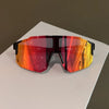 Un par de gafas de ciclismo con degradado naranja y rojo sobre una superficie blanca.