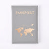 Funda para pasaporte de cuero gris con estampado dorado de mapa mundial y la palabra PASAPORTE.