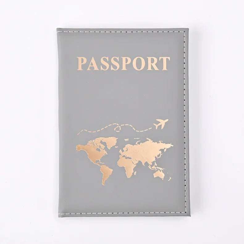 Funda para pasaporte de cuero gris con estampado dorado de mapa mundial y la palabra PASAPORTE.