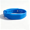 Bracelet silicone bleu vif avec une tige argentée, conçu pour la protection RFID.