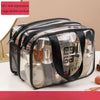 Bolsa reutilizable transparente con grandes bolsillos dobles y correa negra, conteniendo diversos productos líquidos de tocad