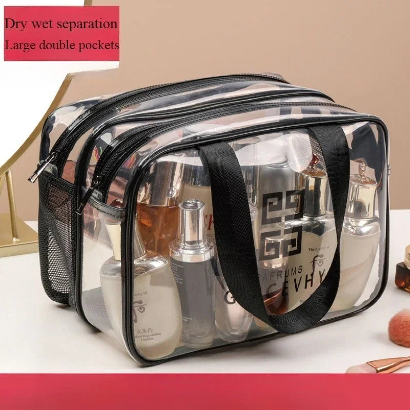 Bolsa reutilizable transparente con grandes bolsillos dobles y correa negra, conteniendo diversos productos líquidos de tocad