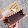 Cartera clutch de cuero PU beige abierta, mostrando interior marrón oscuro y acento rosa claro.